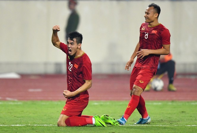 Những chiến thắng nối tiếp nhau của các tuyển thủ Quốc Gia Việt Nam ở loạt trận vừa qua khiến người hâm mộ cả nước vỡ òa hạnh phúc.