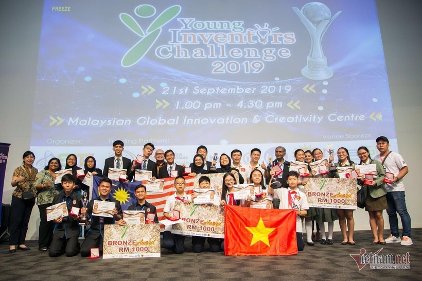 Nhóm học sinh Việt Nam vinh dự giành huy chương Đồng trong cuộc thi sáng chế bên nước ngoài.