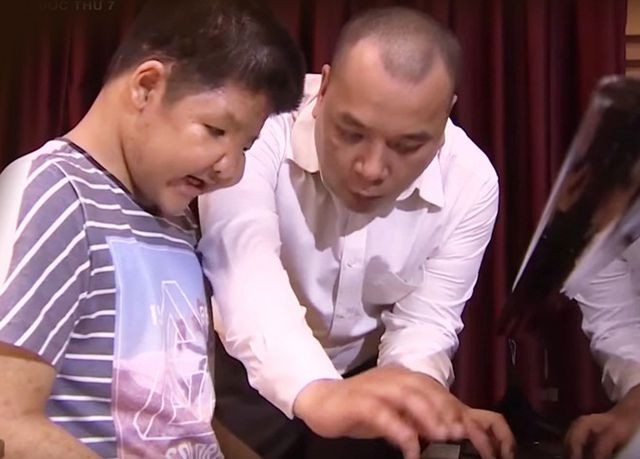 TS Nguyễn Tiến Mạnh – Trưởng khoa Jazz đang dạy cho bé Bôm luyện đàn.