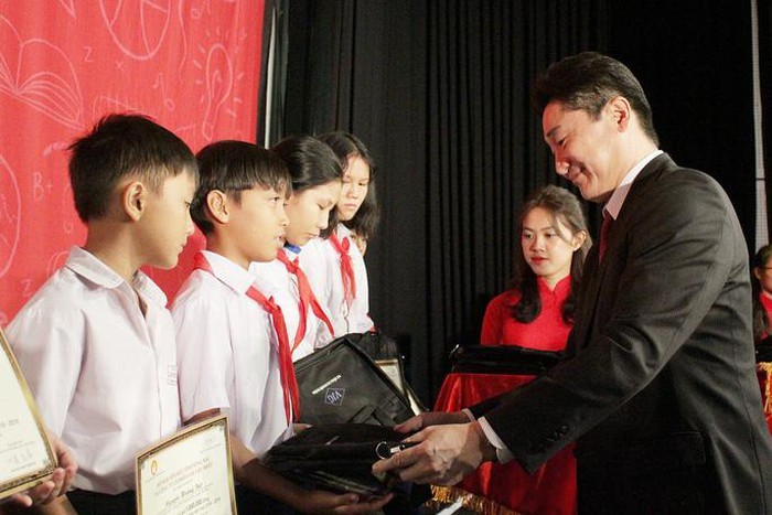 400 học sinh Đồng Nai nhận học bổng "Cho em đến trường"