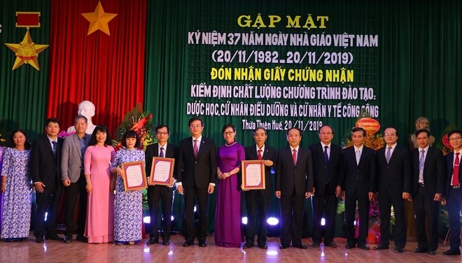  Đại diện Trung tâm Kiểm định chất lượng, ĐH Quốc gia Hà Nội trao giấy chứng nhận cho chương trình đào tạo của Trường ĐH Y Dược Huế gồm dược học, cử nhân điều dưỡng và cử nhân y tế công cộng

