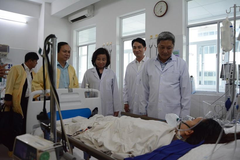 Thứ trưởng Nguyễn Trường Sơn thăm hỏi sản phụ đang điều trị tại bệnh viện.