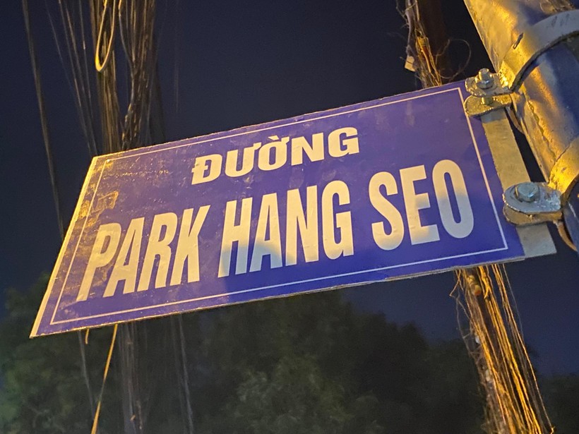 Nhiều người dân ở tỏ ra bất ngờ khi thấy bảng tên đường Park Hang Seo được gắn tại một con hẻm ở quận 9.