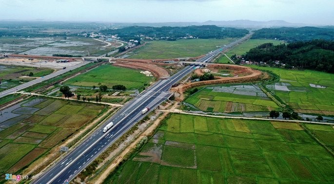 Sau một năm chờ xử lý sụt lún quá thiết kế, vòng xoay Dung Quất chưa thể kết nối với cao tốc Đà Nẵng - Quảng Ngãi, gây khó khăn cho người dân và doanh nghiệp.