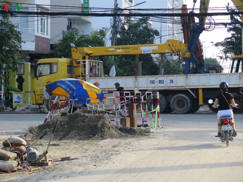 Các tuyến đường Khu phố du lịch An Thượng bị đào xới, gây cản trở giao thông.
