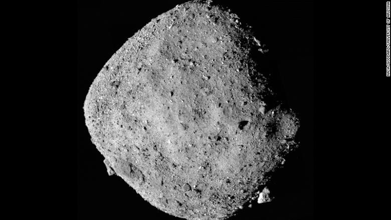 Hình ảnh thiên thạch Bennu chụp từ tàu vũ trụ OSIRIS-REx của NASA. Ảnh: CNN