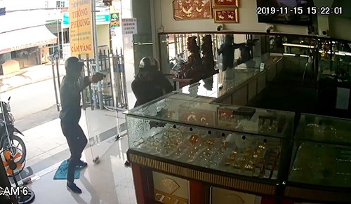 Hai tên cướp vào tiệm vàng. Ảnh cắt từ video.