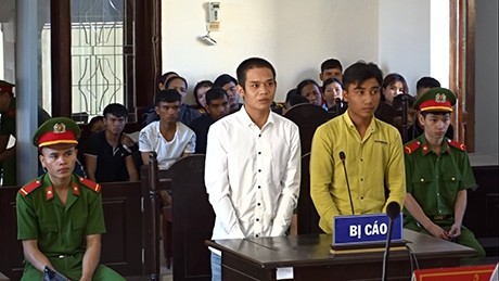 Hai bị cáo A Pòng (trái) và A Dris (phải) tại phiên tòa