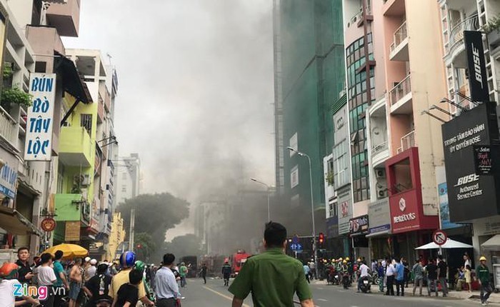 Cháy lớn tại công trình cao ốc khách sạn giữa trung tâm Sài Gòn