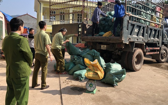 Cơ quan chức năng tỉnh Lạng Sơn vừa bắt giữa xe chở móng giò lợn và lòng lợn xuất lậu qua biên giới