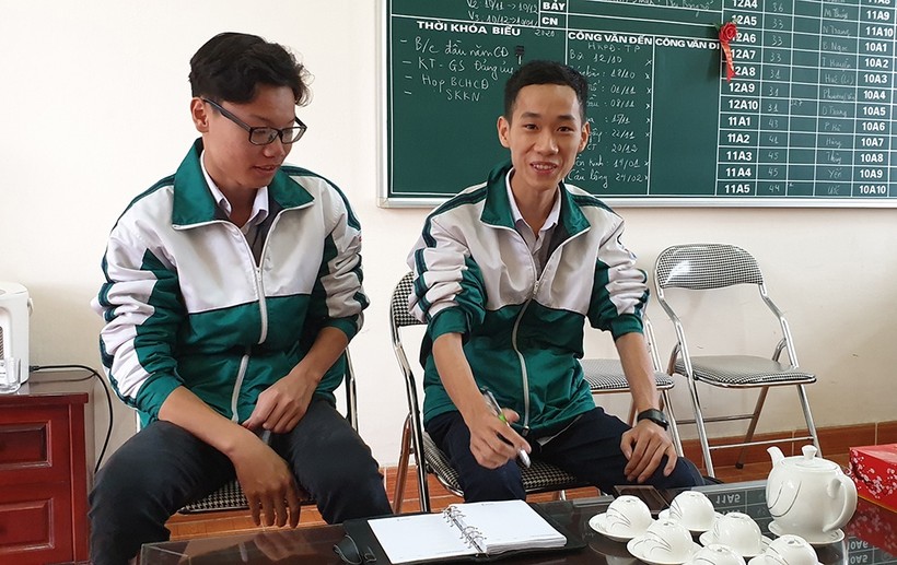 Em Nguyễn Hồng Hà (trái) và Nguyễn Thành Đạt (phải) hào hứng kể về sáng chế mô hình cảnh báo quên trẻ em trên xe ô tô của mình