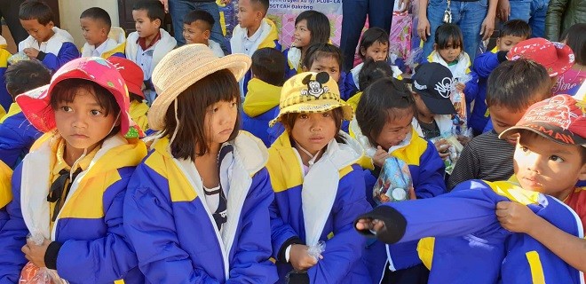 Các em học sinh hân hoan trong những chiếc áo ấm mới