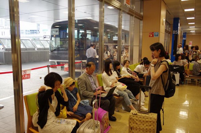 Hành khách chờ xe buýt tại Nhật Bản.
