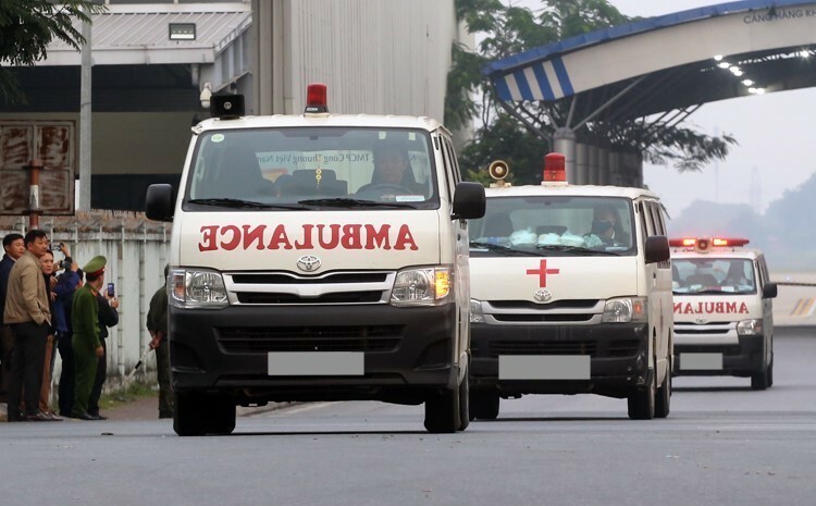 Mỗi thi hài nạn nhân được vận chuyển trên một xe cứu thương, đưa từ sân bay Nội Bài về quê để giao cho gia đình mai táng. Ảnh:Bá Đô