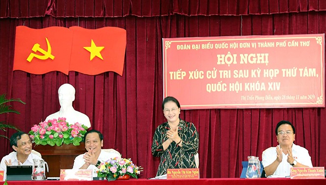 Chủ tịch Quốc hội Nguyễn Thị Kim Ngân tiếp xúc cử tri huyện Phong Điền, Thành phố Cần Thơ. Ảnh: TTXVN