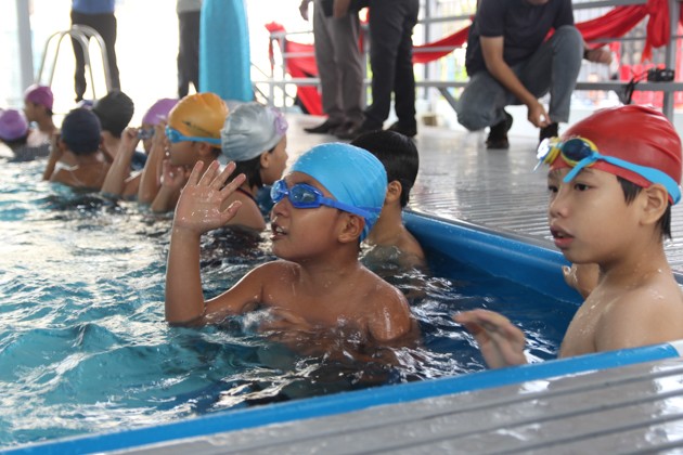 Các em học sinh hào hứng với bể bơi mới đưa vào hoạt động.