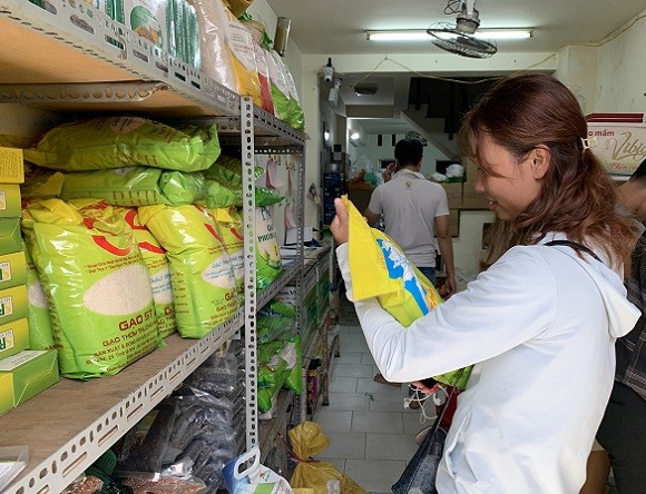 Nhiều người tiêu dùng tại TP Hồ Chí Minh tìm đến cửa hàng Phương Nam ở Lê Văn Sỹ, quận 3 mua "Gạo ngon nhất thế giới năm 2019".