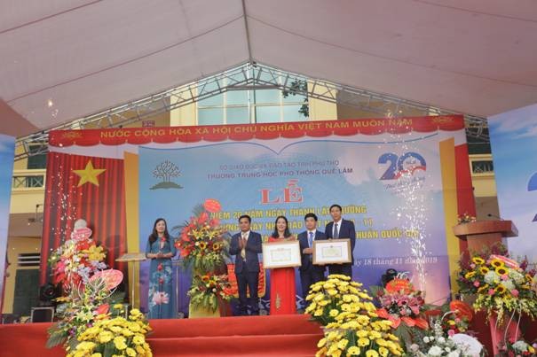 Đồng chí Nguyễn Thị Thu Huyền – Phó Giám đốc Sở GD&ĐT trao tặng Bằng khen của Bộ Giáo dục và Đào tạo và giấy khen cho trường THPT Quế Lâm