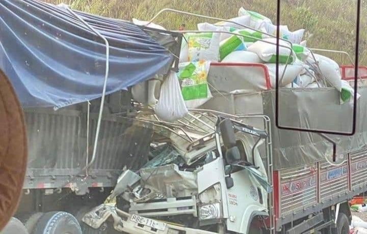 Hiện trường kinh hoàng xe tải tông đuôi xe container, khiến người phụ nữ tử vong tại chỗ trên cao tốc Nội Bài- Lào Cai