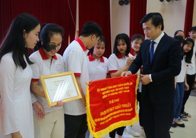 Ông Bùi Văn Linh, Vụ trưởng Vụ Giáo dục Chính trị và Công tác HSSV- Bộ GD&ĐT trao giải nhất hội thi cho trường ĐH Ngoại Ngữ Huế