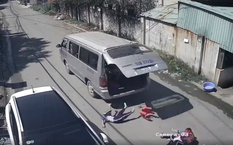 Hãi hùng cảnh học sinh rơi khỏi xe đưa đón giữa đường tại Đồng Nai. (Ảnh cắt từ clip)