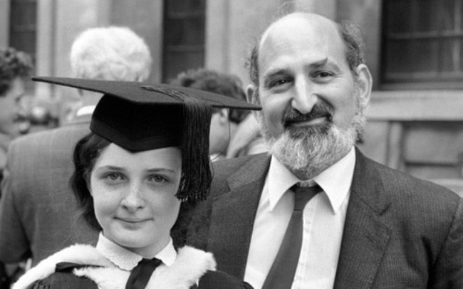Ruth Lawrence cùng bố trong ngày nhận bằng Cử nhân Đại học Oxford.