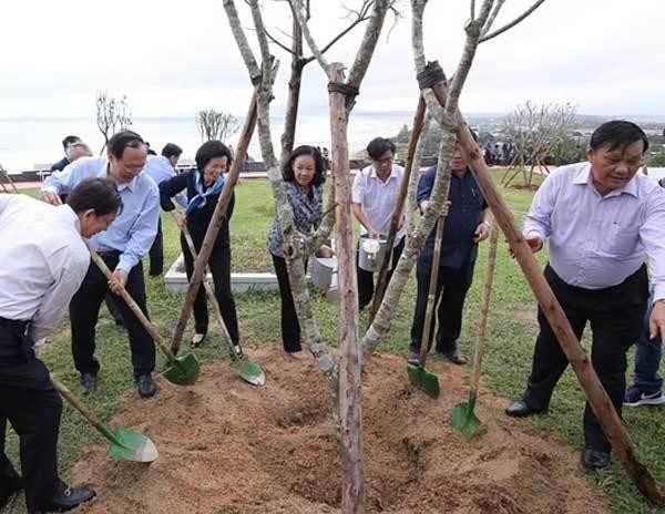 Bà Trương Thị Mai -Ủy viên Bộ Chính trị, Bí thư Trung ương Đảng, Trưởng ban Dân vận Trung ươngcùng các đại biểu thực hiện nghi thức trồng cây của chương trình Quỹ 1 triệu cây xanh cho Việt Nam.