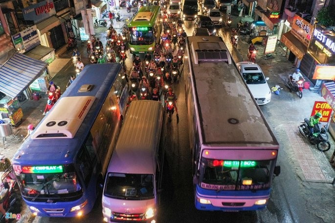  Xe buýt dàn hàng vì kẹt xe trên đường Xô Viết Nghệ Tĩnh. (Ảnh: Quỳnh Trang)