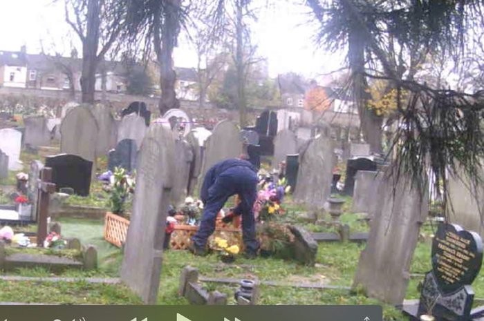 Nhân viên nghĩa trang táo tợn ăn trộm những chai rượu trên mộ của người đã khuất.