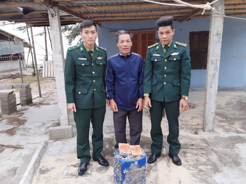 Ông Lộc đã mang can nhựa và 21 gói nylon giao nộp cho đồn Biên phòng Phong Hải.