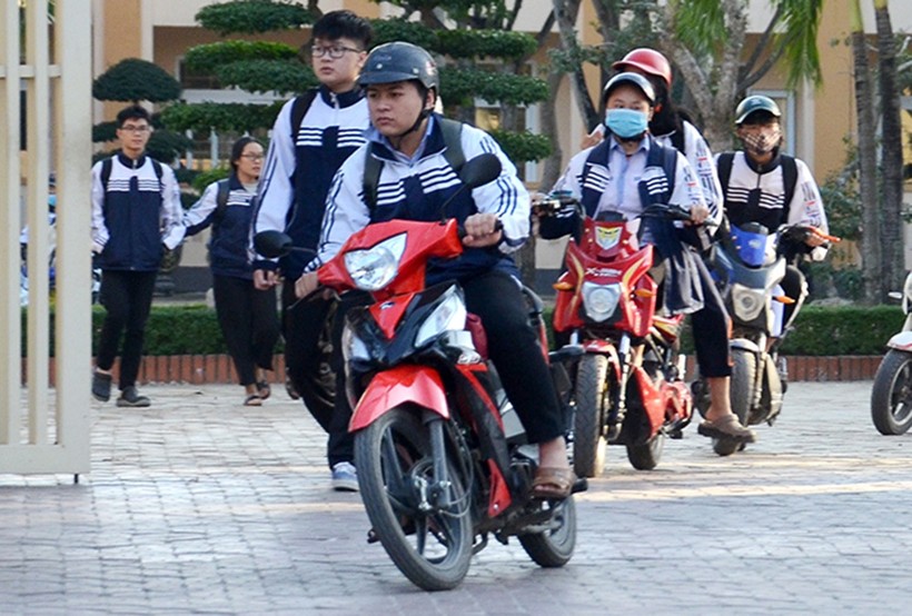 Với giá phải chăng, lại không cần GPLX, nhiều bậc phụ huynh đã trang bị cho con mình những chiếc xe gắn máy dưới 50cc làm phương tiện đến trường. Ảnh: Văn Thanh
