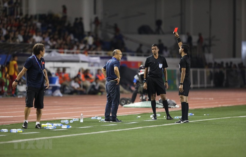 Huấn luyện viên Park Hang-seo nhận thẻ đỏ ở trận chung kết giữa U22 Việt Nam với U22 Indonesia tối 10/12. (Ảnh: Vietnam+)