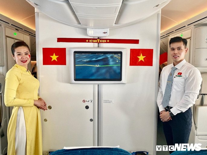 Chuyên cơ của Việt Nam Airlines chở U22 Việt Nam và Đội tuyển bóng đá nữ quốc gia về nước. 