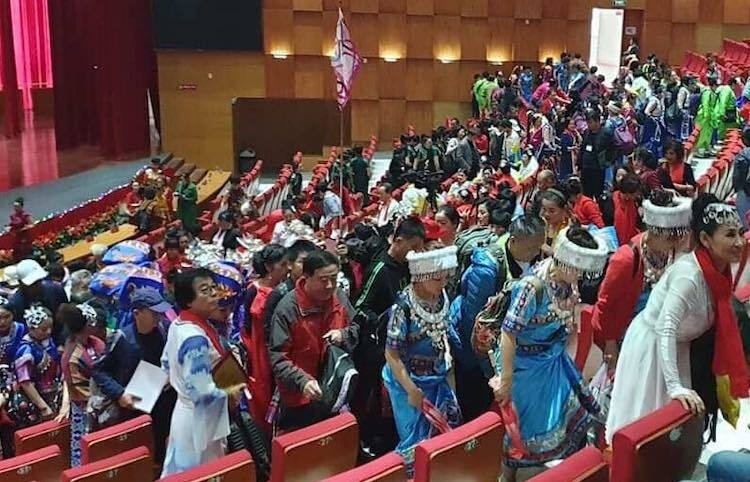 Hàng trăm phụ nữ Trung Quốc tham gia trình diễn áo dài ở Quảng Ninh. Ảnh:M.C