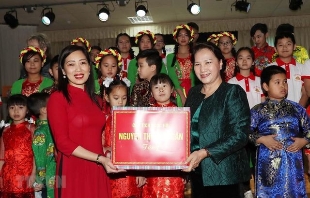 Chủ tịch Quốc hội Nguyễn Thị Kim Ngân tặng quà cô và trò lớp học tiếng Việt. (Ảnh: Trọng Đức/TTXVN)