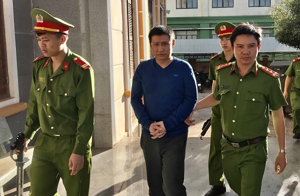  Bị cáo Nguyễn Việt Phương bị áp giải đến tòa