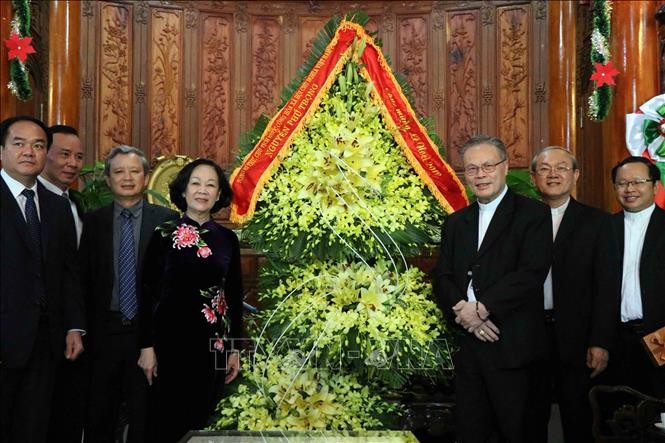 Tổng Bí thư, Chủ tịch nước Nguyễn Phú Trọng gửi lẵng hoa chúc mừng lễ Giáng sinh năm 2019 tới Tòa Tổng Giáo phận Huế. Ảnh: TTXVN