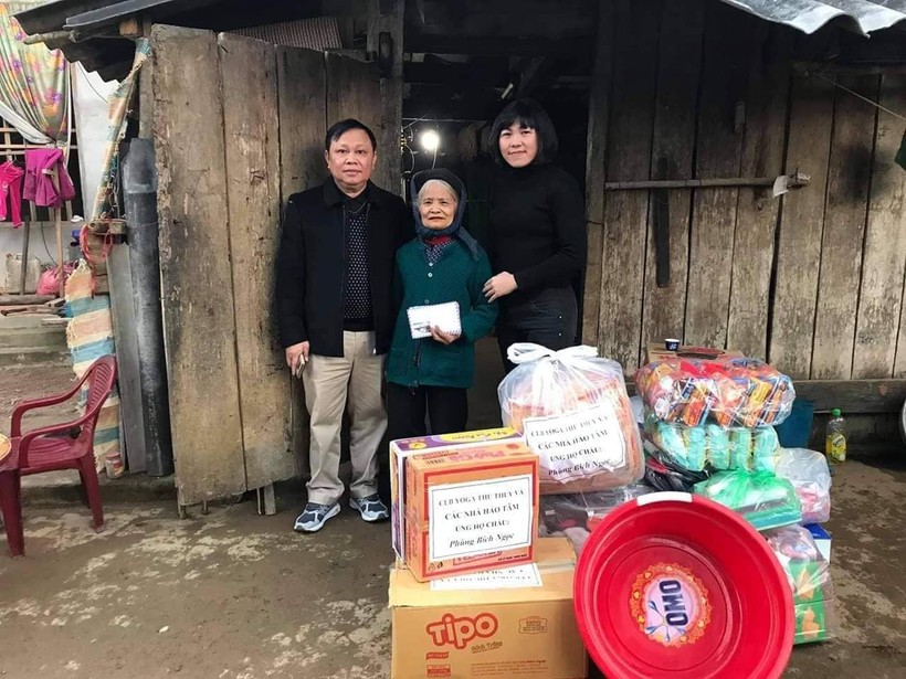 Ông Nông Văn Thảm cùng các nhà hảo tâm trao quà cho người già đơn thân ở xã Hoa Thám, huyện Bình Gia, tỉnh Lạng Sơn.