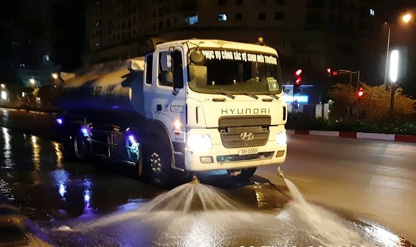 Xe ô tô phun nước rửa đường trên đường phố Hà Nội.