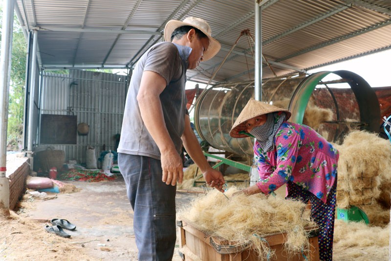 Làng nghề chỉ xơ dừa An Thạnh , xã Đa Phước Hội, huyện Mỏ Cày giải quyết nhiều việc làm cho người dân địa phương.