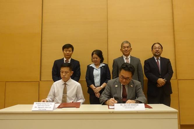 Ngài Kawaue Junichi và ông Nguyễn Văn Lợi cùng ký kết Hợp đồng viện trợ.