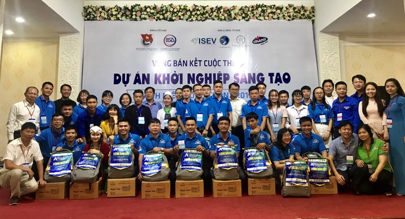 Ban Tổ chức, Ban Giám khảo và các thí sinh đại diện cho các dự án dự thi Vòng bán kết tại Hà Nội ngày 8/10/2019.

