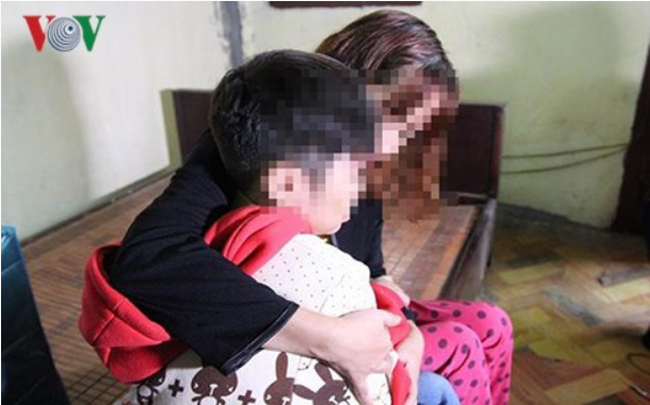 Ảnh minh họa- Một trẻ em bị bố đẻ, mẹ kế bạo hành tại Hà Nội. 