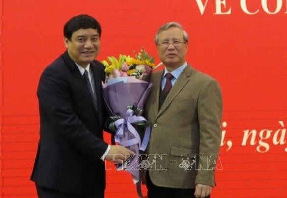 Đồng chí Trần Quốc Vượng chúc mừng đồng chí Nguyễn Đắc Vinh. Ảnh TTXVN