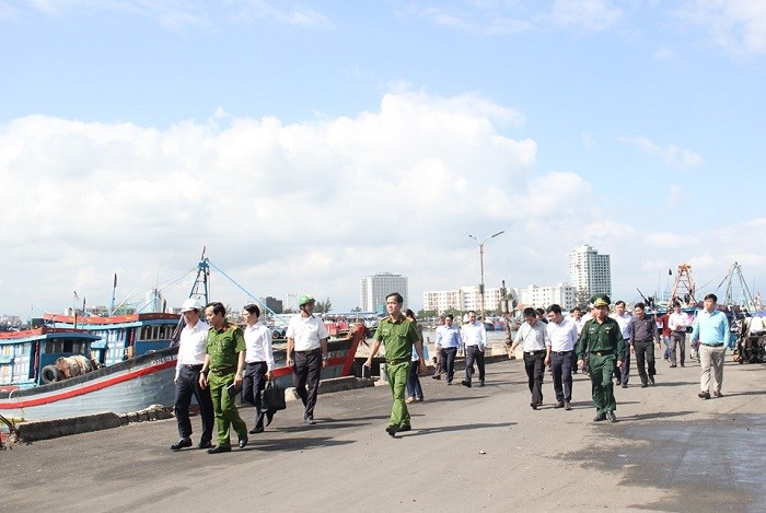 Phó Chủ tịch UBND TP Đà Nẵng Đặng Việt Dũng dẫn đầu đoàn kiểm tra tại âu thuyền Thọ Quang.
