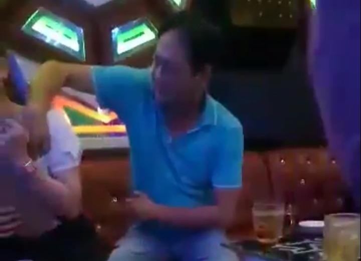Cảnh được cắt từ clip được cho là của ông N.H.V - cán bộ huyện Ea Súp đang sờ ngực nữ tiếp viên quán karaoke. Ảnh cắt từ clip.