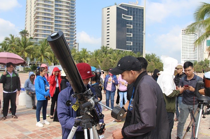 Các bạn thành viên CLB hướng dẫn mọi người quan sát hiện tượng nhật thực. 