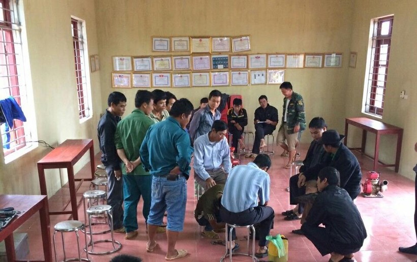 Giờ thực hành tại lớp sửa chữa xe máy tại xã Lục Sơn (Lục Nam-Bắc Giang).

