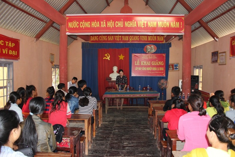 Khai giảng lớp học May công nghiệp tại buôn Kpung, xã Hòa Hiệp, huyện Cư Kuin.