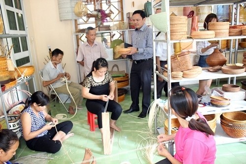 Nghề mây tre đan đang giúp nhiều phụ nữ ở Quảng Bình thoát nghèo.

